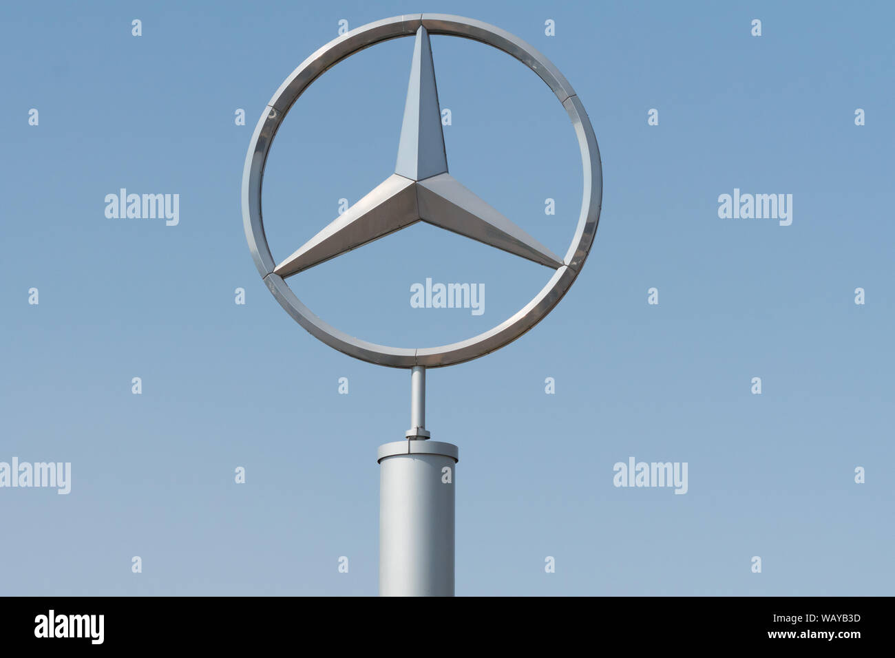 Mercedes Benz rund oder kreisförmigen Logo sowie Symbol oder Zeichen und Wahrzeichen in Silber vor blauem Himmel in Johannesburg, Gauteng, Südafrika Stockfoto