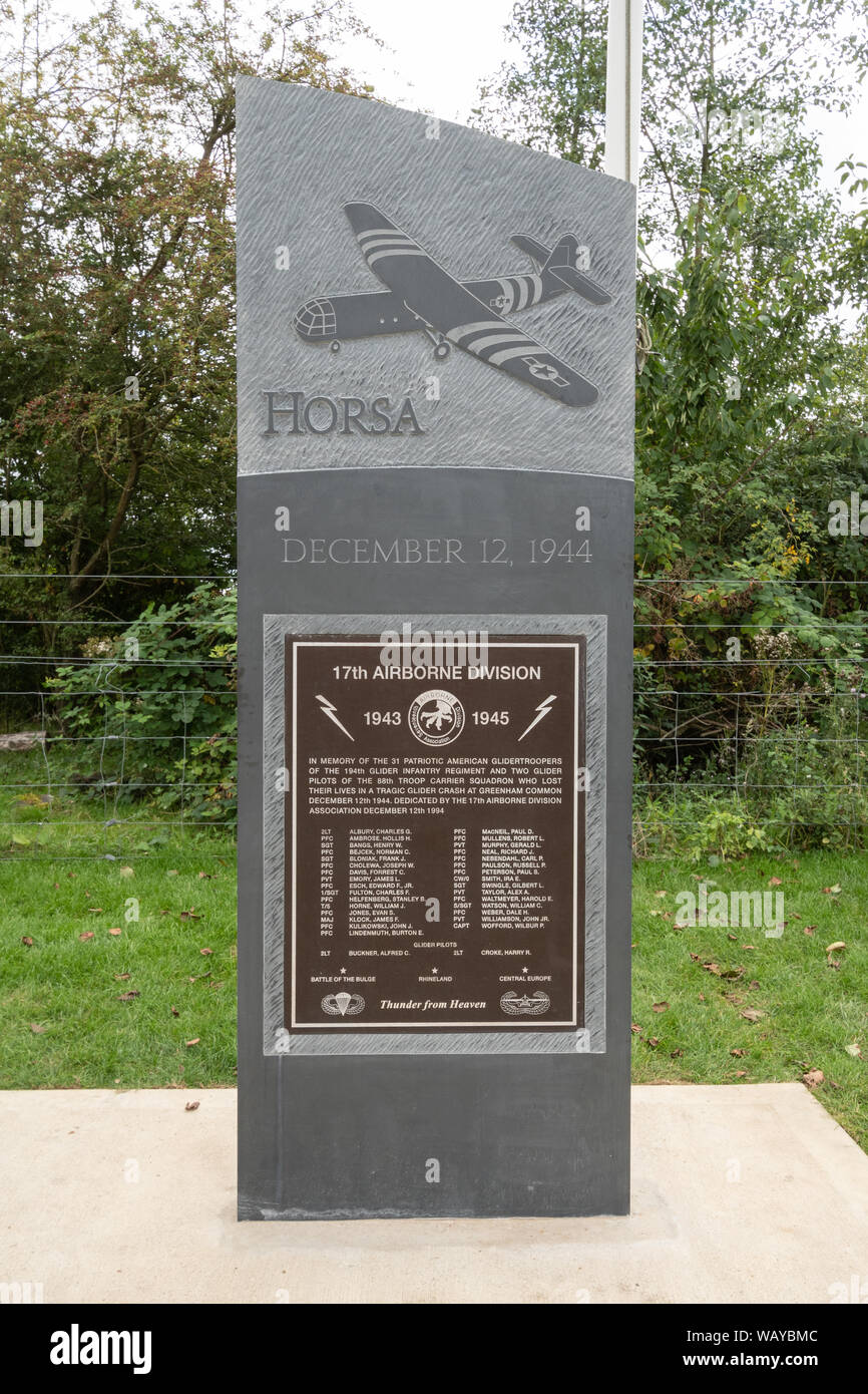 Gedenkstein zur Erinnerung an die amerikanischen Truppen, die starben, während an RAF Greenham Common während des Zweiten Weltkrieges, Berkshire, Großbritannien Stockfoto