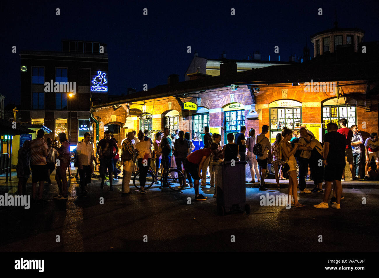 Nachtleben in Kazimierz, die Menschen essen und trinken vor Okraglak Halle am Plac Nowy, Krakau, Polen Stockfoto