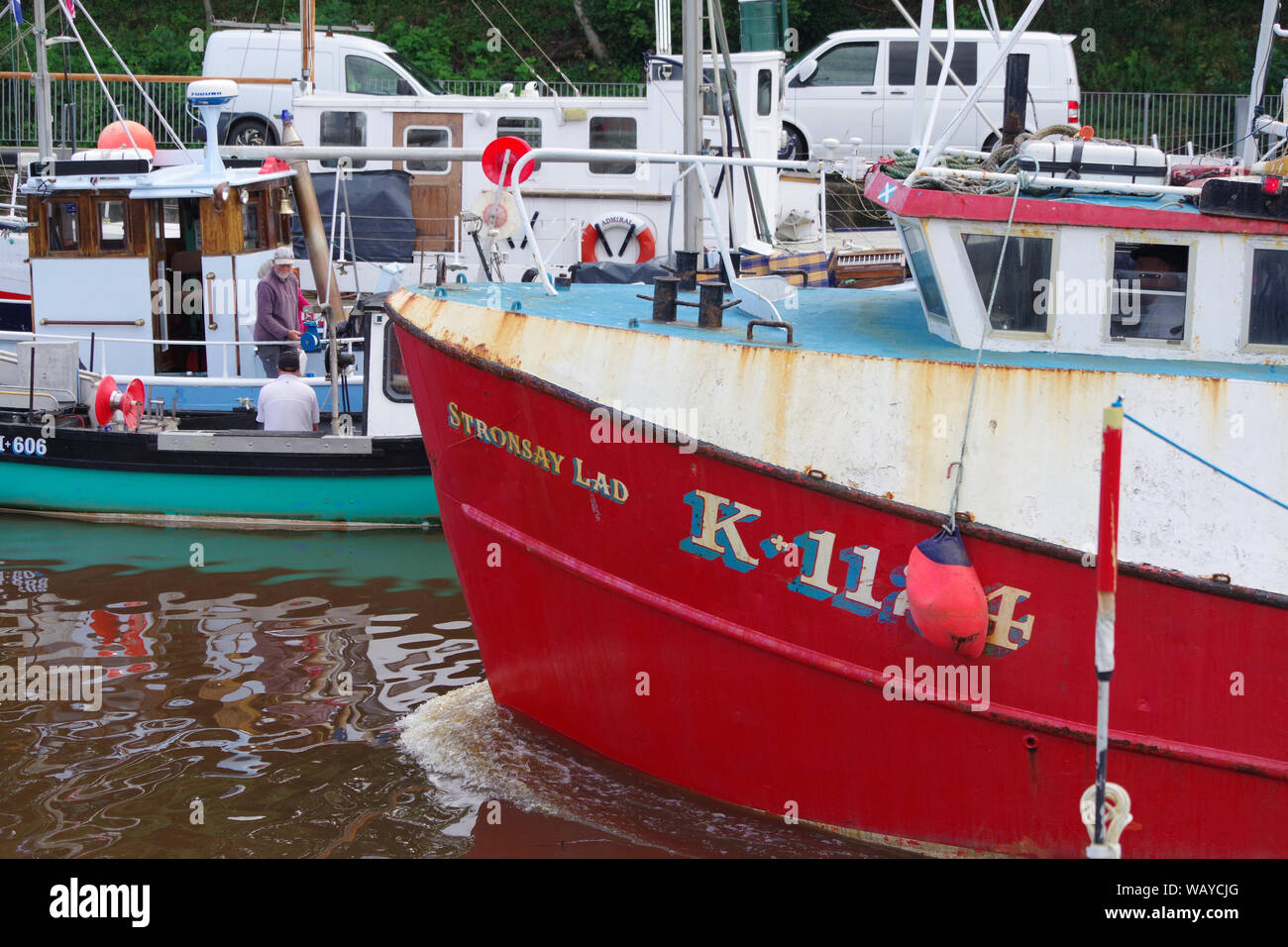 Verschiedene Schiffe in Eyemouth Hafen, einer kleinen Gemeinde im Berwickshire festgemacht, im Bezirk Scottish Borders von Schottland. Stockfoto