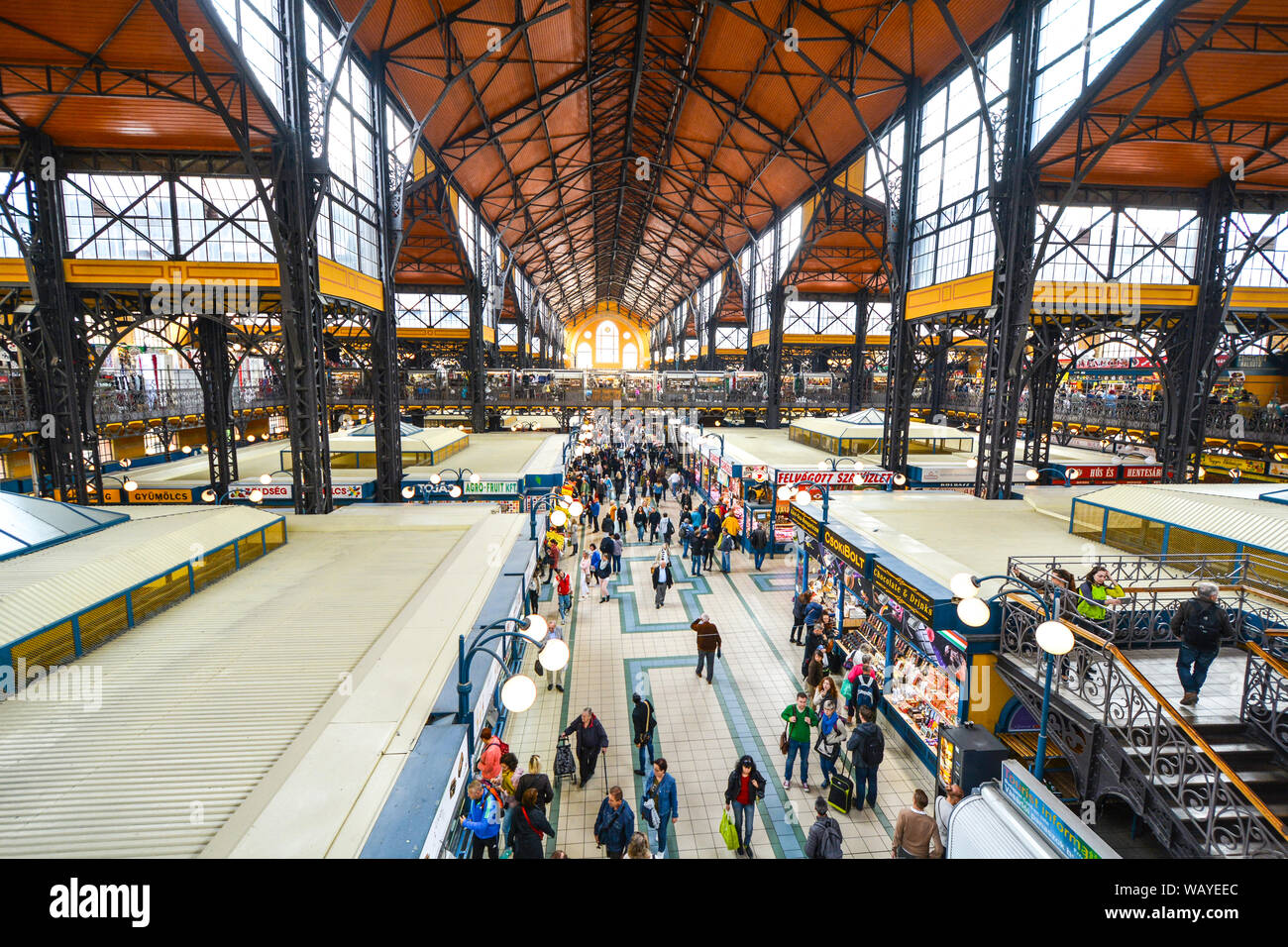 Touristen und Einheimische Ungarn schlendern Sie durch den großen zentralen Markthalle von Budapest Ungarn große Markthalle mit Ständen und Souvenirs. Stockfoto