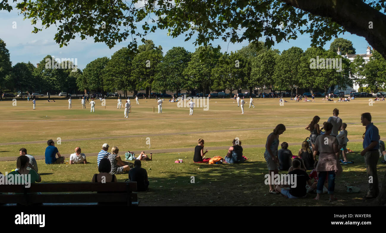 Kricket auf Village Green Stockfoto