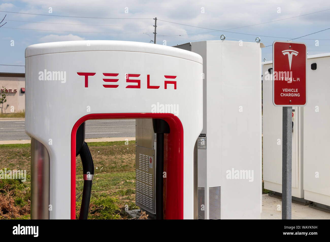 Tesla Kompressor und Tesla Fahrzeug Aufladen mit Power Technologie im Hintergrund. Stockfoto