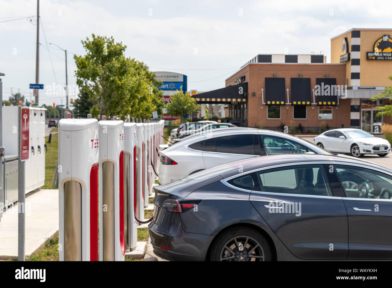 Modell 3 und Modell X aufladen an belebten Tesla Kompressor als Modell S im Hintergrund wieder umkehrt. Stockfoto