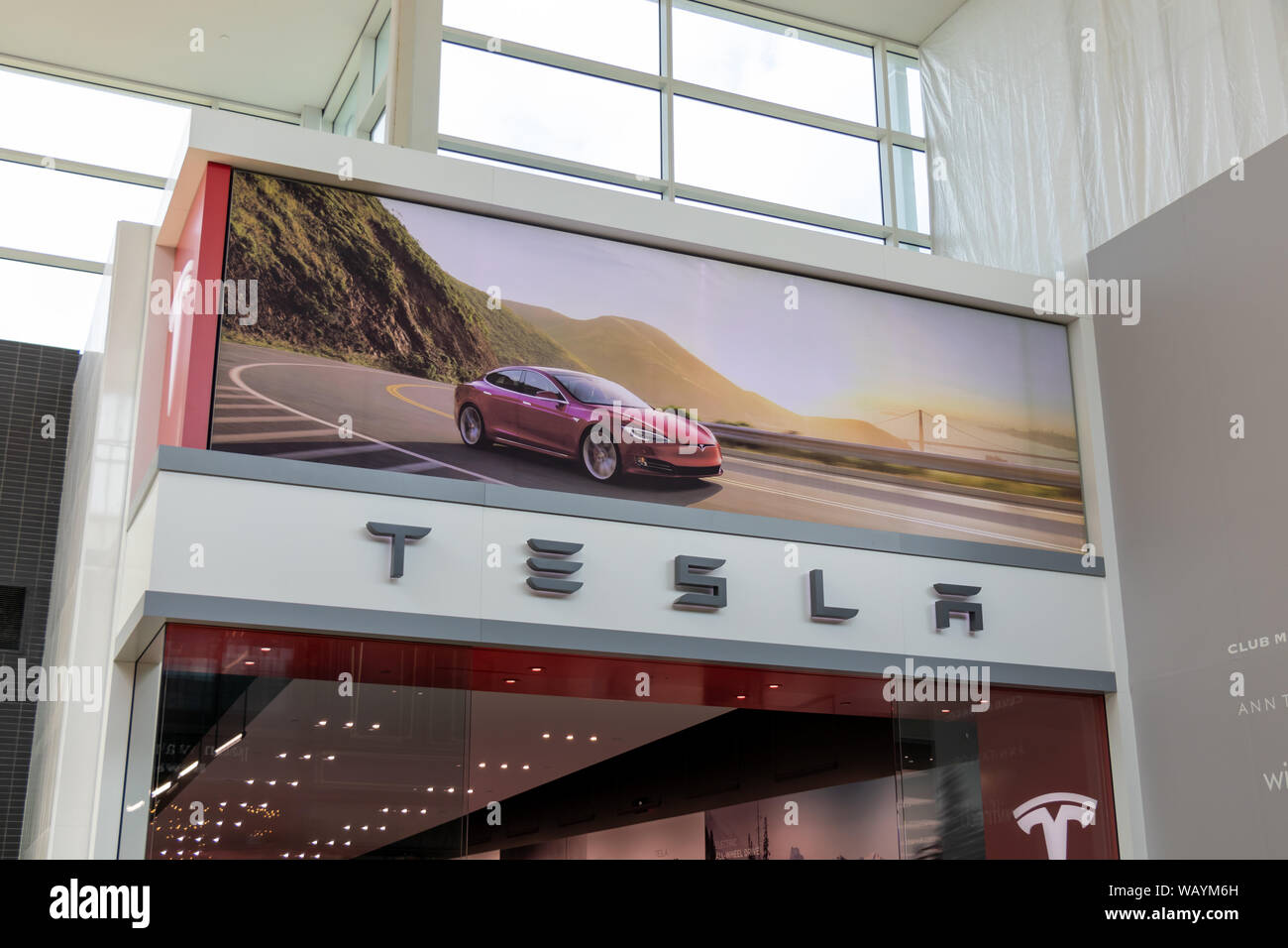 Tesla Store mit Text, Logo und Tesla Model S Foto oben in Toronto Yorkdale Shopping Center. Stockfoto