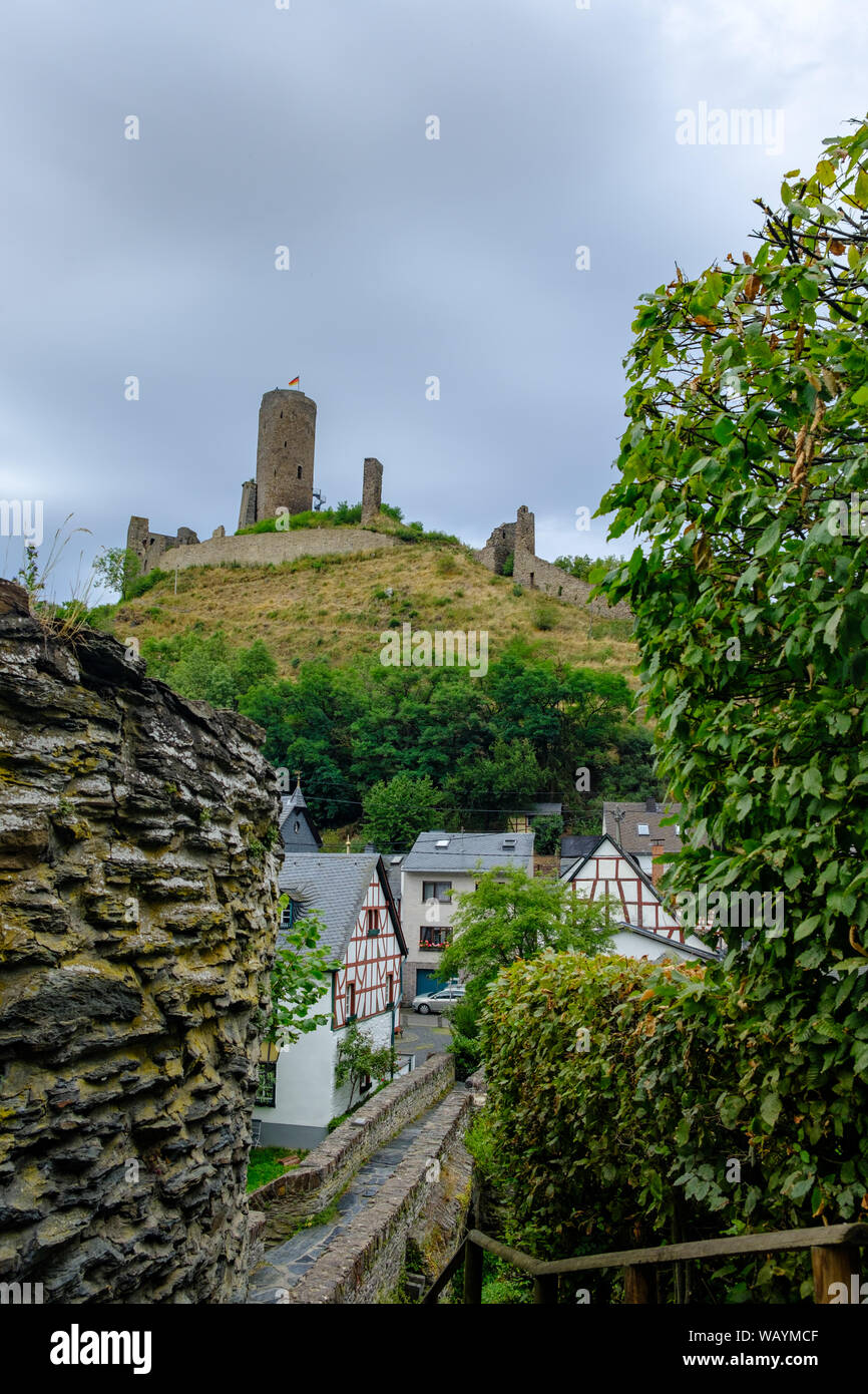 Die schönen und malerischen Dorf Monreal mit der Löwenburg im Hintergrund das Schloss in der Eifel, Deutschland Stockfoto