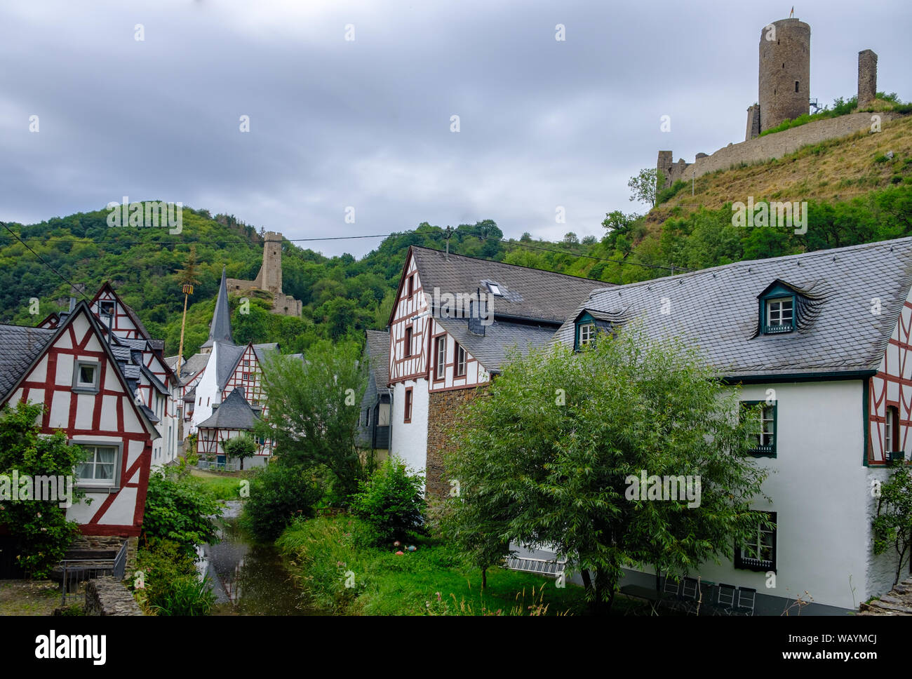 Die schönen und malerischen Dorf Monreal mit der Löwenburg im Hintergrund das Schloss in der Eifel, Deutschland Stockfoto