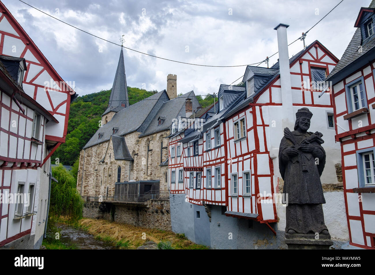 Die schönen und malerischen Dorf Monreal mit Johannes von Pomuk Statue an der Steinernen Brücke in Eifel, Deutschland Stockfoto