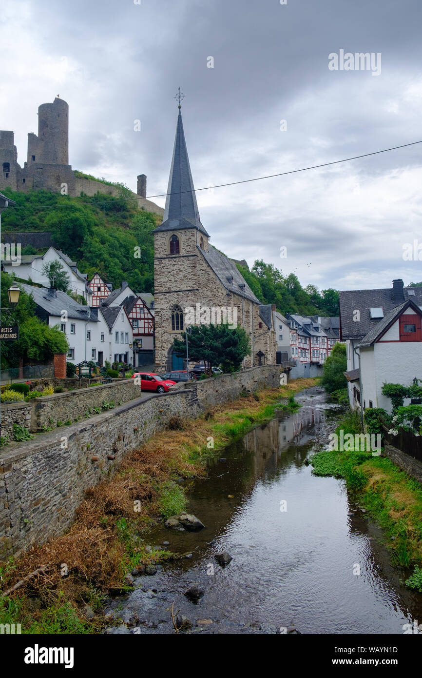 Die schönen und malerischen Dorf Monreal mit der Löwenburg im Hintergrund das Schloss in der Eifel, Deutschland Stockfoto