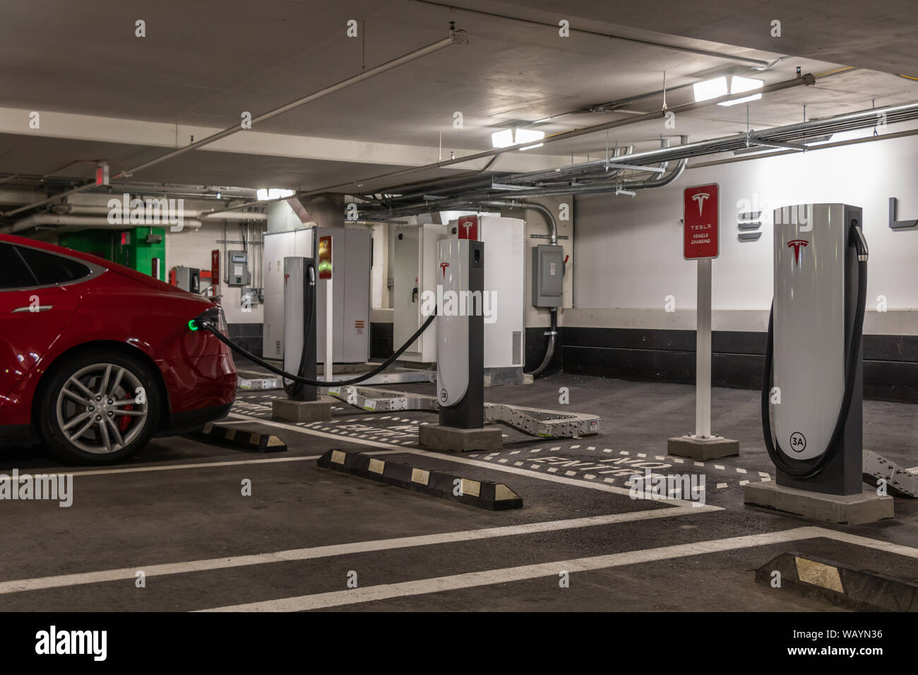 Tesla Model S Plug-in in einer Garage bei Tesla Kompressor Station in Toronto Easton Centre Mall. Stockfoto