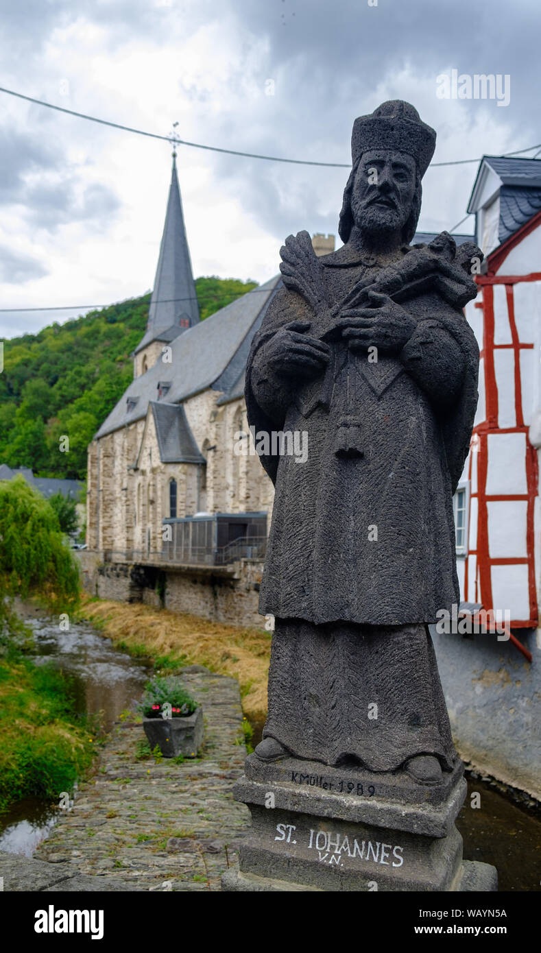 Die schönen und malerischen Dorf Monreal mit Johannes von Pomuk Statue an der Steinernen Brücke in Eifel, Deutschland Stockfoto