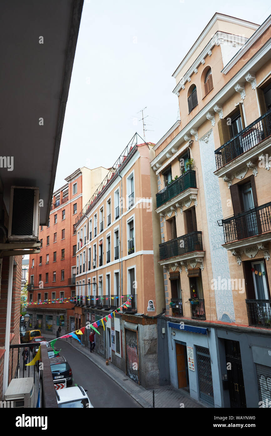 MADRID, Spanien - 23. APRIL 2018: Europäische Architektur in einer engen Straße von La Latina, eine berühmte Gegend in Madrid, Spanien. Stockfoto