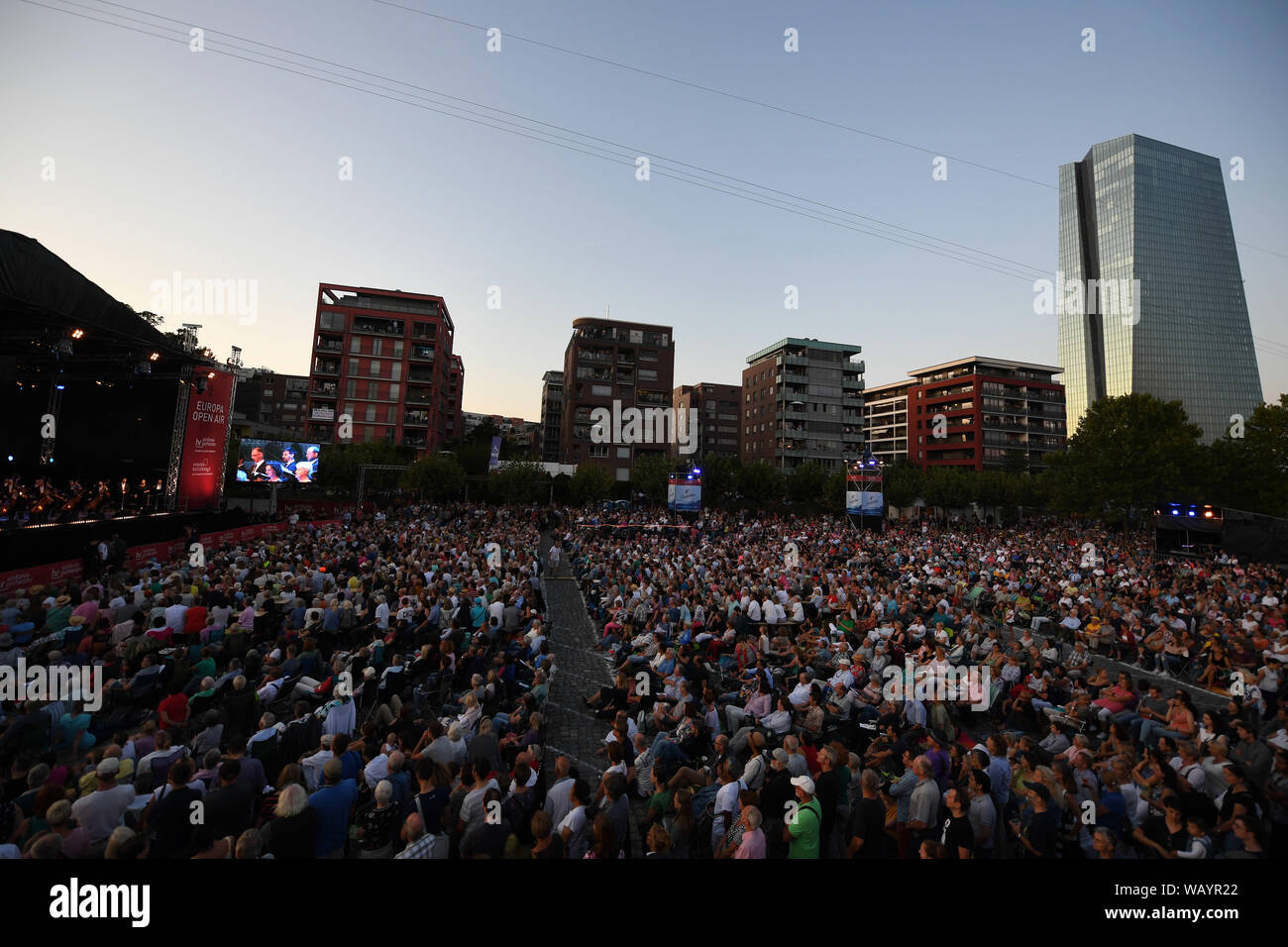 Frankfurt, 12.08.22. 1 Jan, 1999. Die Menschen sehen das Europa Open Air Konzert in Frankfurt, Deutschland, am 22.08.2019. Die Europäische Zentralbank (EZB) hat die erste einer Reihe von musikalischen Veranstaltungen am Donnerstag, den 20 Jahren nach Einführung der einheitlichen Währung Euro zu feiern. Die Europäische Union erste eingeführt, um den Euro zum 1. Januar 1999. Jetzt ist es die Währung der 19 EU-Länder und über 340 Millionen Europäer. Credit: Lu Yang/Xinhua/Alamy leben Nachrichten Stockfoto