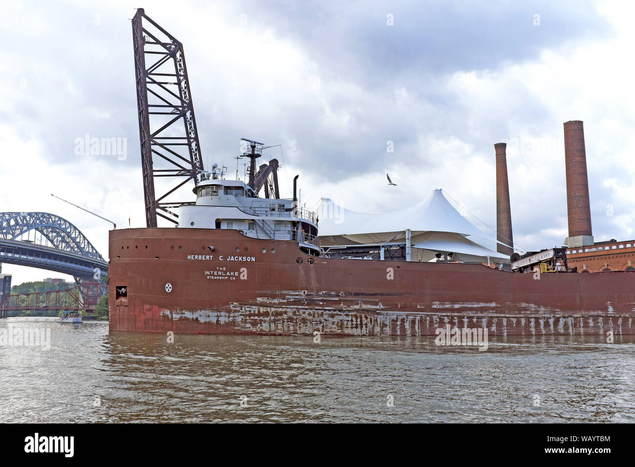 Die Herbert C. Jackson Great Lakes self-entlader Frachter Manöver ein im Cuyahoga River in Cleveland, Ohio, USA beugen. Stockfoto