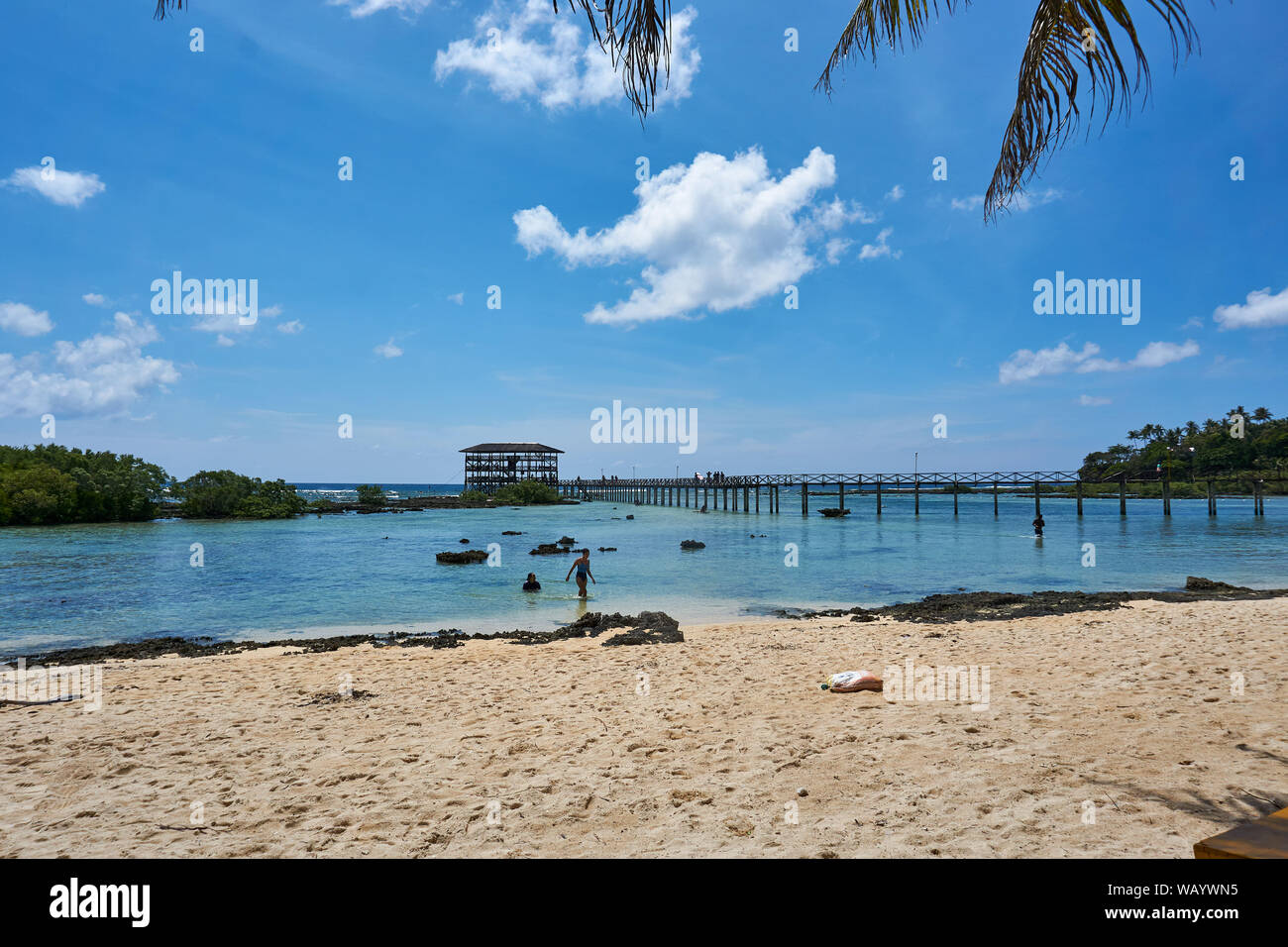 Philippinen, Siargao Island, 20. Juli 2019: Die Menschen besuchen Wolke 9, berühmte surf Sport in Philippinen Stockfoto