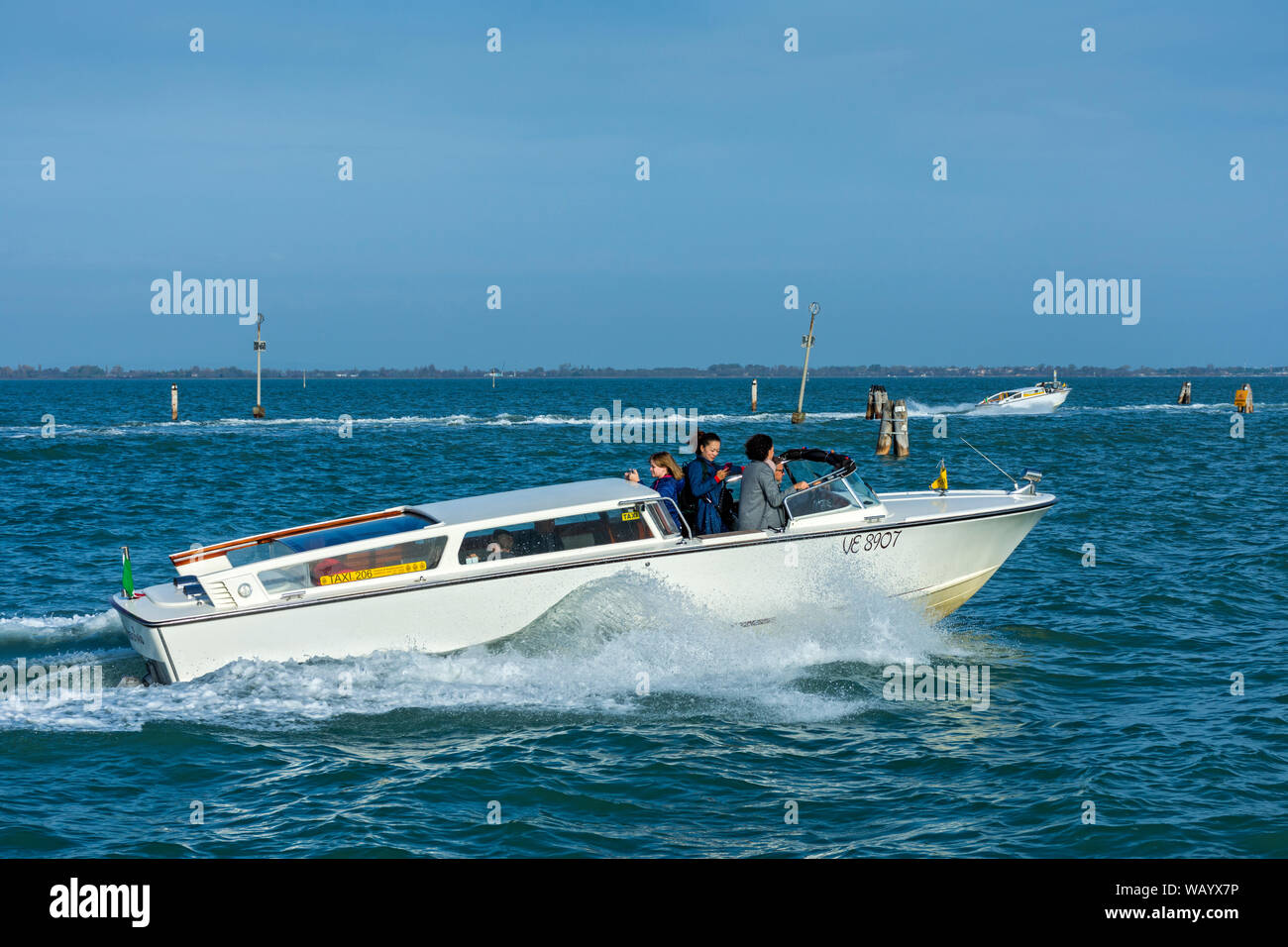 Ein Wassertaxi in der venezianischen Lagune (Laguna di Venezia), Laguna Venetien, Italien Stockfoto
