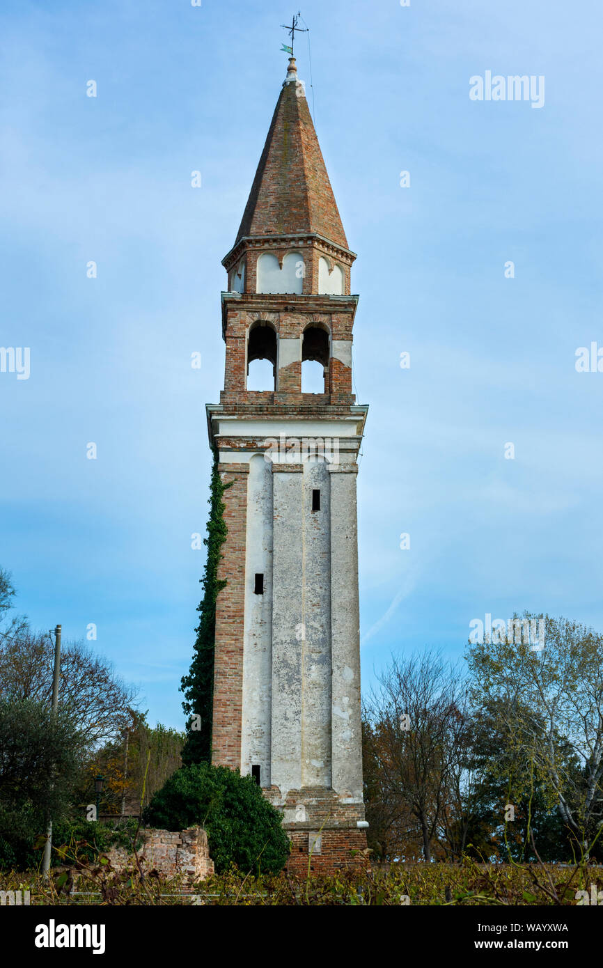 Der Campanile (Glockenturm) Der Kirche Chiesa di San Michele Arcangelo di Mazzorbo auf mazzorbo Insel, Laguna Venetien, Italien Stockfoto