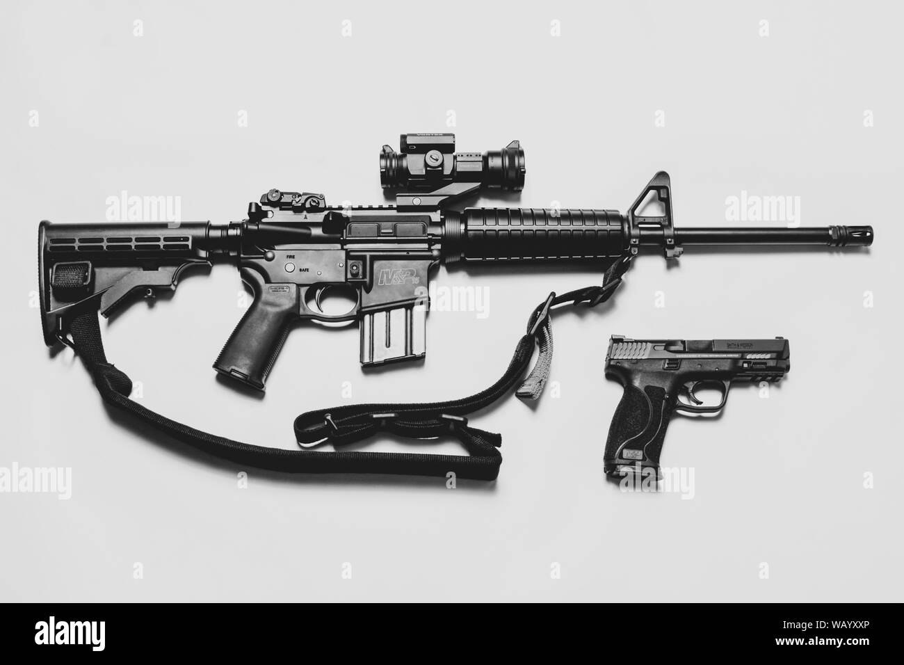 Smith und Wesson M&P AR15 Gewehr und Pistole 9 mm Stockfoto