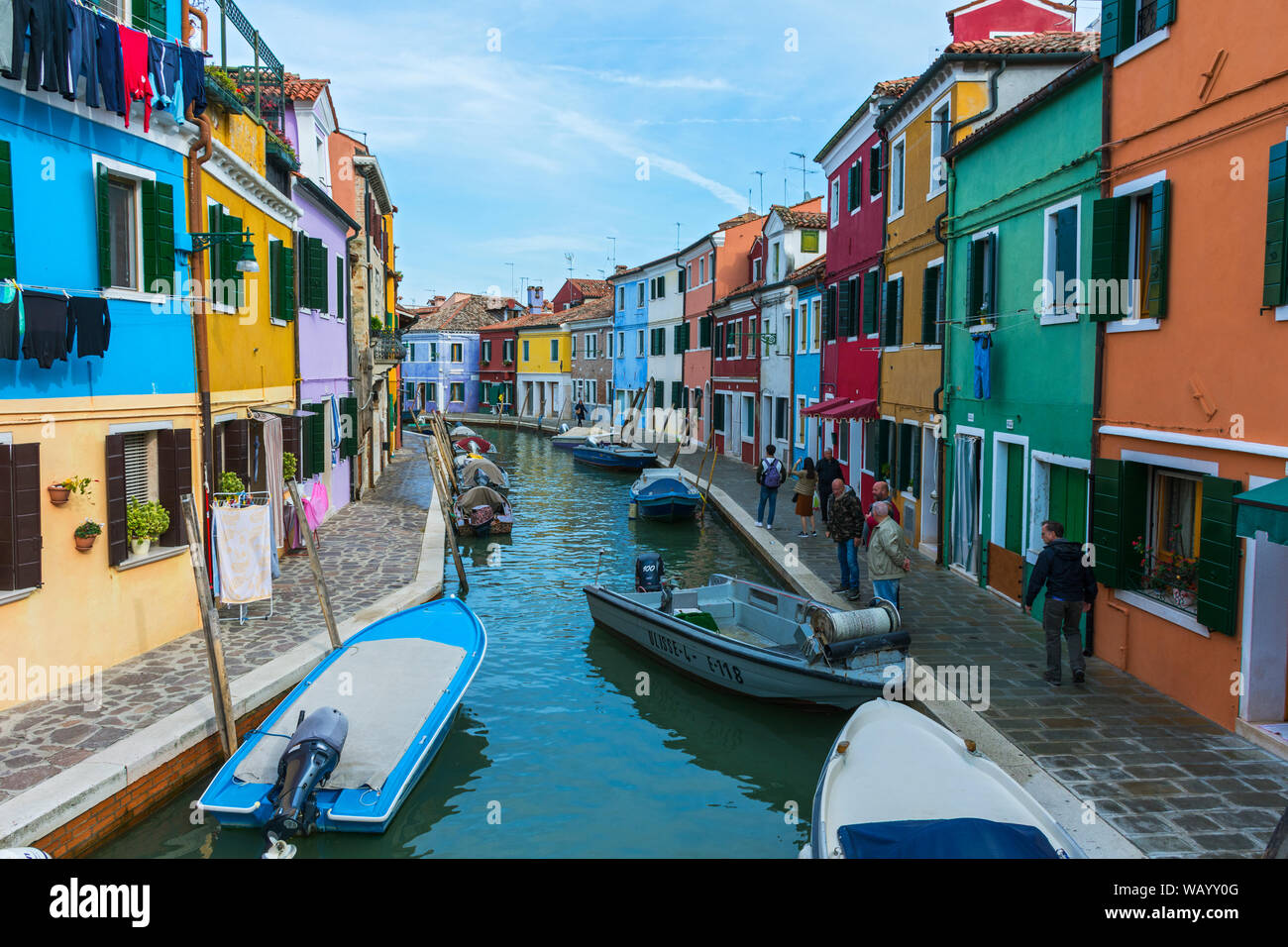 Farbenfrohe Gebäude entlang des Rio Pontinello Canal, Burano, Laguna Venetien, Italien. Stockfoto