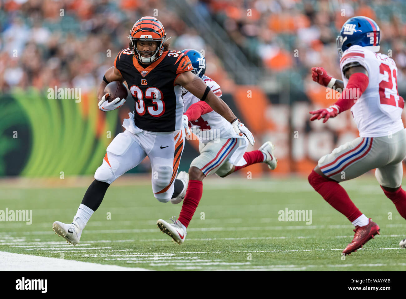 Cincinnati, USA. 22 Aug, 2019. 22. August 2019 - Cincinnati Bengals zurück läuft, Rodney Anderson (33) stürzt während der NFL Football preseason Spiel zwischen den New York Giants und die Cincinnati Bengals an Paul Brown Stadium in Cincinnati, OH. Adam Lacy/CSM Credit: Cal Sport Media/Alamy leben Nachrichten Stockfoto