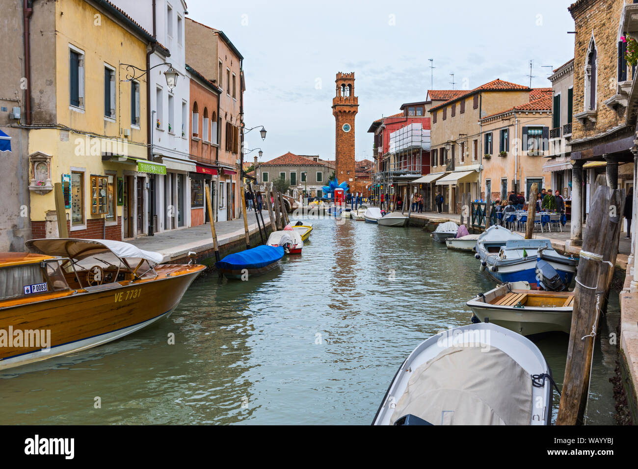 Der Uhrenturm und der Rio dei Vetrai Kanal von der Fondamenta Daniele Manin, Murano, Laguna Venetien, Italien Stockfoto