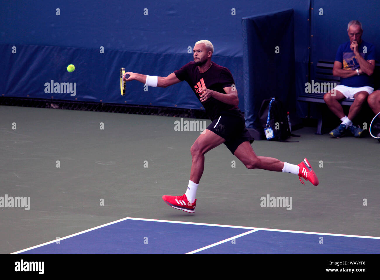 Flushing Meadows, New York, Vereinigte Staaten - 21 August 2019. Frankreich Jo Wilfried Tsonga, sporting Neu blondes Haar üben an der National Tennis Center in Flushing Meadows, New York in Vorbereitung auf die US Open, die am kommenden Montag beginnt. Quelle: Adam Stoltman/Alamy leben Nachrichten Stockfoto