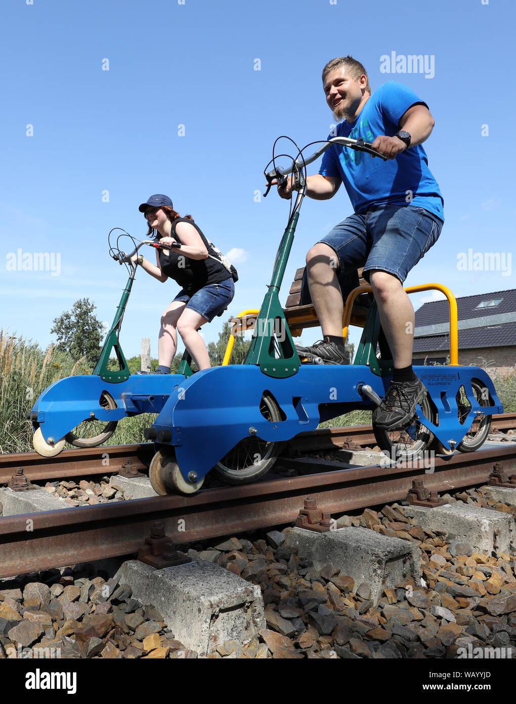20. August 2019, Mecklenburg-Vorpommern, Waren (Müritz): Urlauber kann mit dem Trolley zwischen den ehemaligen Güterbahnhof und die Mecklenburgische Schweiz Natur Park. Die Route der "raisine Mecklenburg" zwischen Waren (Müritz) und Schwinkendorf ist 13 Kilometer lang, kürzere Touren sind natürlich auch möglich. Wer überholen will, muss der Wagen mit seinen Mann. Foto: Bernd Wüstneck/dpa-Zentralbild/ZB Stockfoto