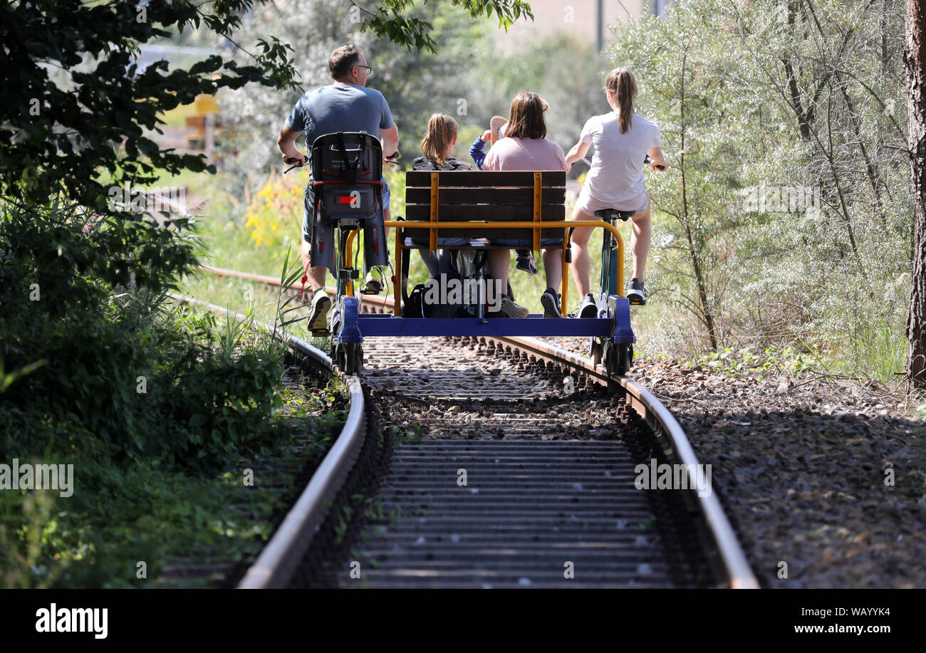 20. August 2019, Mecklenburg-Vorpommern, Waren (Müritz): eine Familie aus Baden-Württemberg ist Reisen mit einer Katze zwischen Der ehemalige Güterbahnhof und der Naturpark Mecklenburgische Schweiz. Die Route der "raisine Mecklenburg" zwischen Waren (Müritz) und Schwinkendorf ist 13 Kilometer lang, kürzere Touren sind natürlich auch möglich. Wer will zu überholen die Katze mit seiner Front Mann austauschen müssen. Foto: Bernd Wüstneck/dpa-Zentralbild/ZB Stockfoto