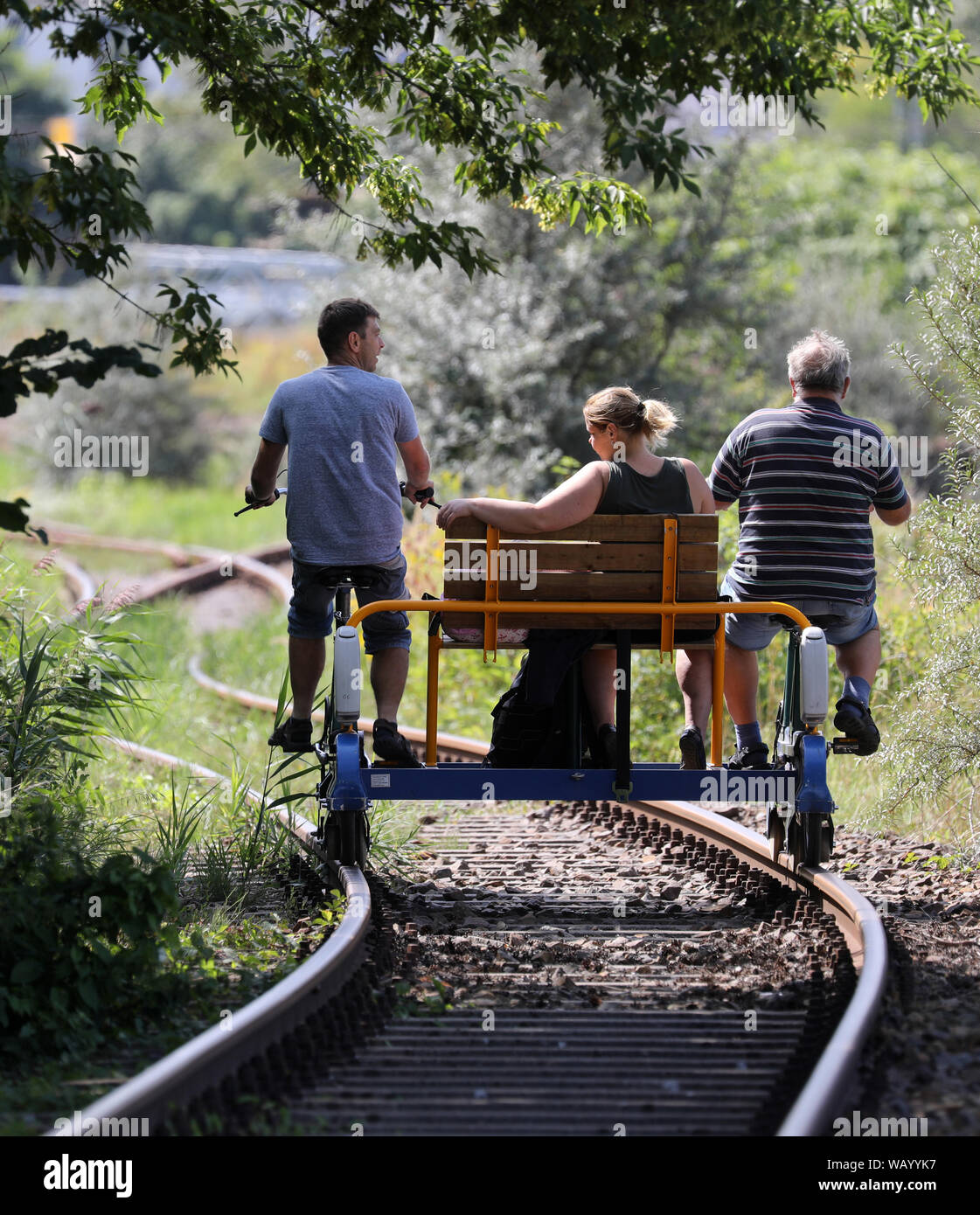 20. August 2019, Mecklenburg-Vorpommern, Waren (Müritz): Urlauber kann mit dem Trolley zwischen den ehemaligen Güterbahnhof und die Mecklenburgische Schweiz Natur Park. Die Route der "raisine Mecklenburg" zwischen Waren (Müritz) und Schwinkendorf ist 13 Kilometer lang, kürzere Touren sind natürlich auch möglich. Wer überholen will, muss der Wagen mit seinen Mann. Foto: Bernd Wüstneck/dpa-Zentralbild/ZB Stockfoto