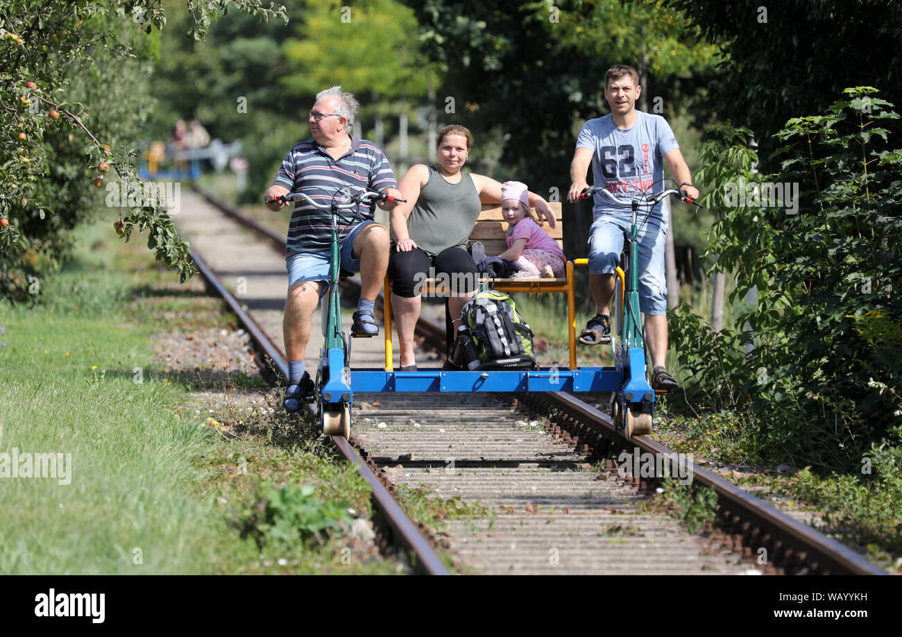 20. August 2019, Mecklenburg-Vorpommern, Waren (Müritz): Urlauber kann mit dem Trolley zwischen den ehemaligen Güterbahnhof und die Mecklenburgische Schweiz Natur Park. Die Route der "raisine Mecklenburg" zwischen Waren (Müritz) und Schwinkendorf ist 13 Kilometer lang, kürzere Touren sind natürlich auch möglich. Wer will zu überholen die Katze mit seiner Front Mann austauschen müssen. Foto: Bernd Wüstneck/dpa-Zentralbild/ZB Stockfoto