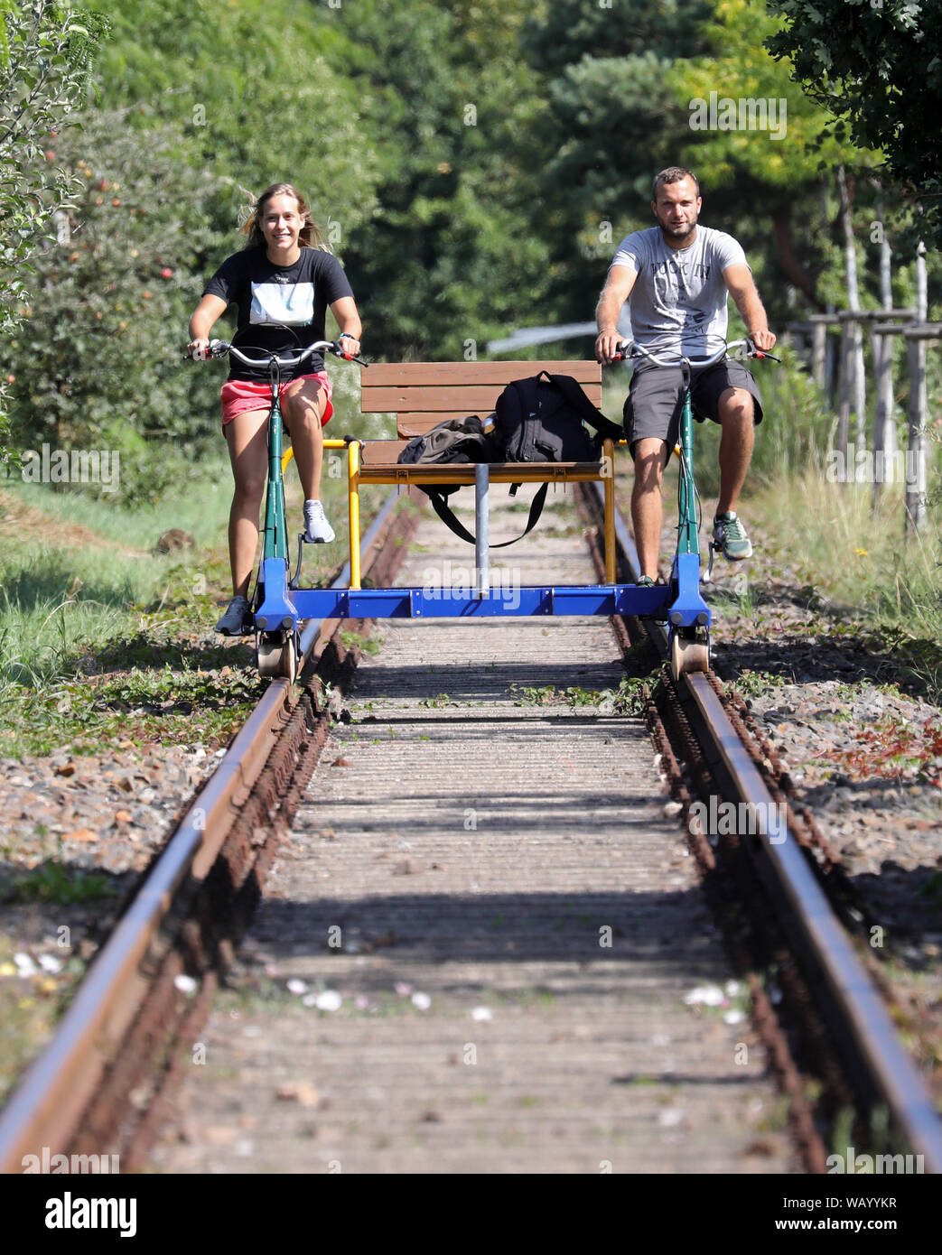 20. August 2019, Mecklenburg-Vorpommern, Waren (Müritz): Urlauber kann mit dem Trolley zwischen den ehemaligen Güterbahnhof und die Mecklenburgische Schweiz Natur Park. Die Route der "raisine Mecklenburg" zwischen Waren (Müritz) und Schwinkendorf ist 13 Kilometer lang, kürzere Touren sind natürlich auch möglich. Wer überholen will, muss der Wagen mit seinen Mann. Foto: Bernd Wüstneck/dpa-Zentralbild/ZB Stockfoto