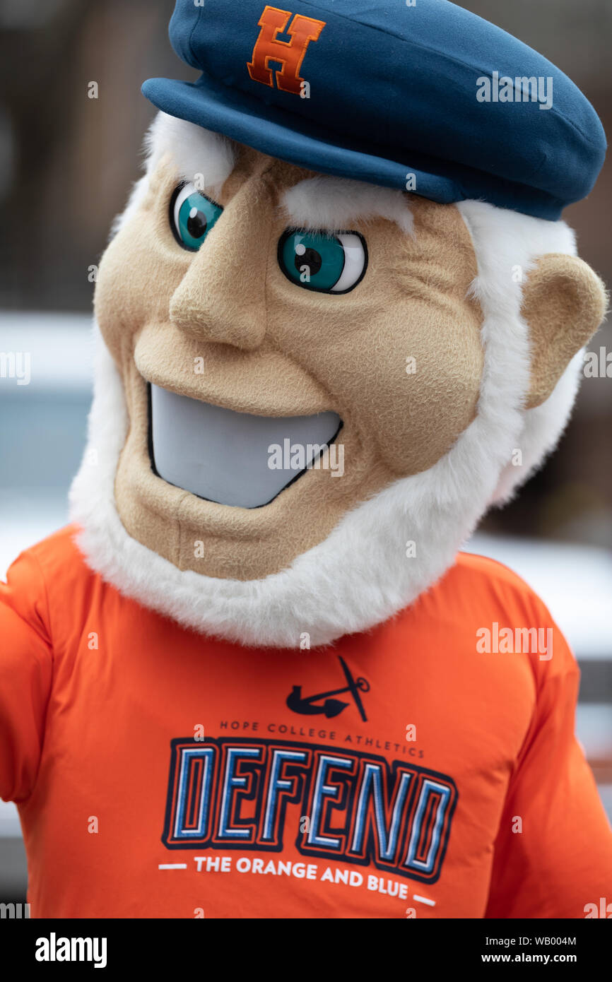 Holland, Michigan, USA - 11. Mai 2019: Tulip Time Parade, Mitglieder des Hope College, die Förderung ihrer Schule, während der Parade Stockfoto