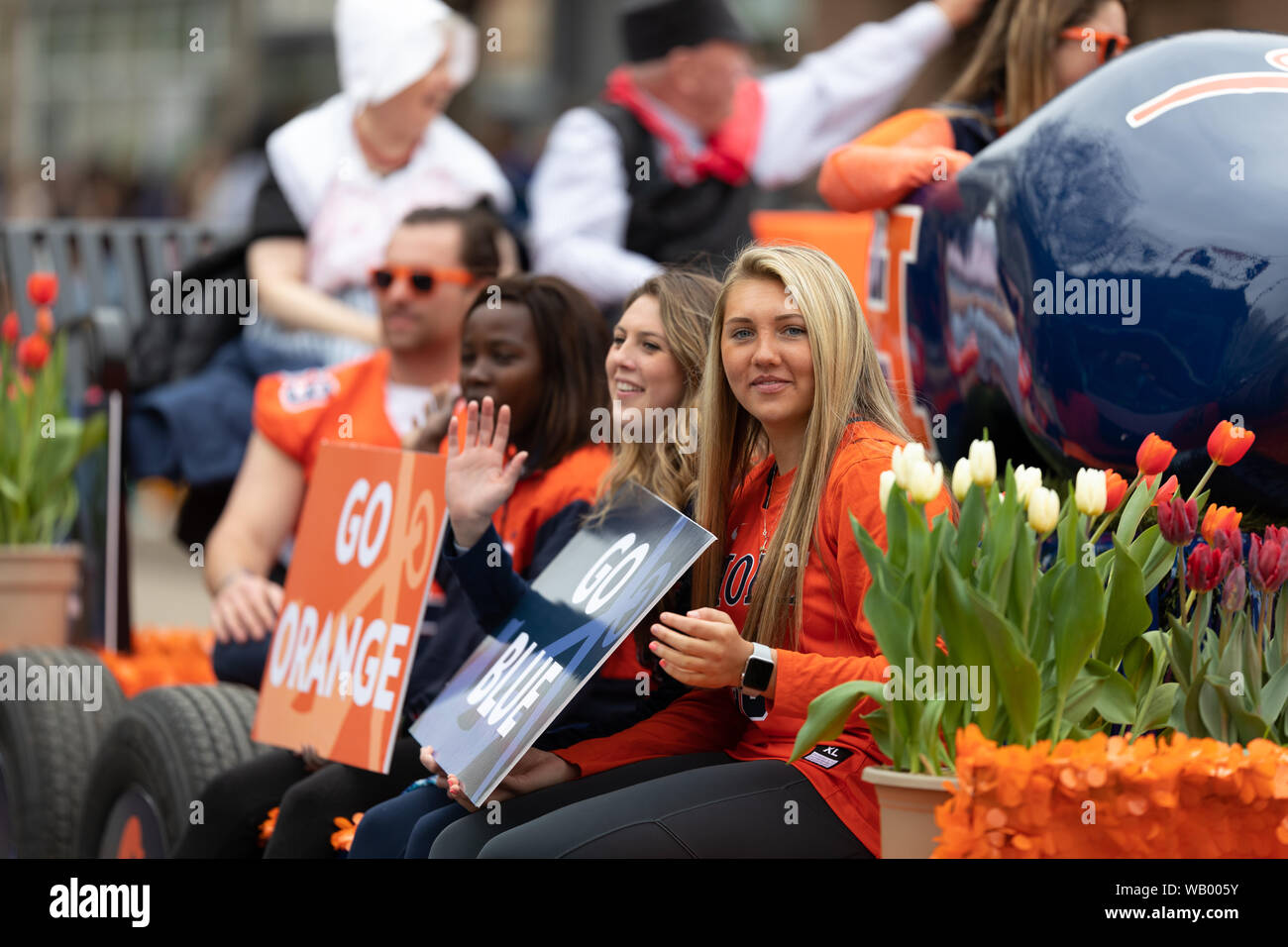 Holland, Michigan, USA - 11. Mai 2019: Tulip Time Parade, Mitglieder des Hope College, die Förderung ihrer Schule, während der Parade Stockfoto