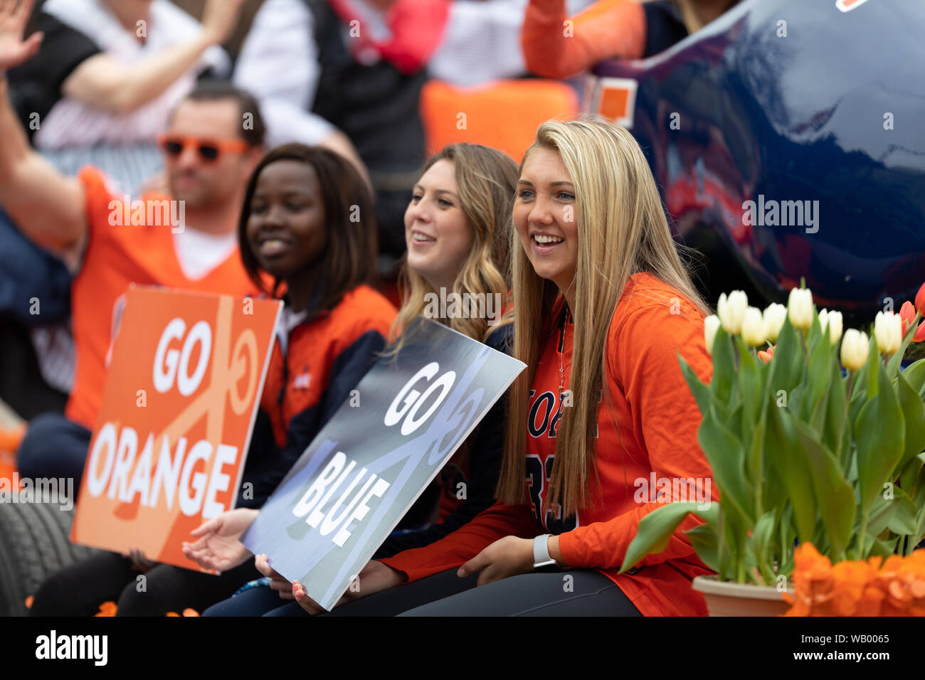 Holland, Michigan, USA - 11. Mai 2019: Tulip Time Parade, Mitglieder des Hope College, die Förderung ihrer Schule, während der Parade Stockfoto