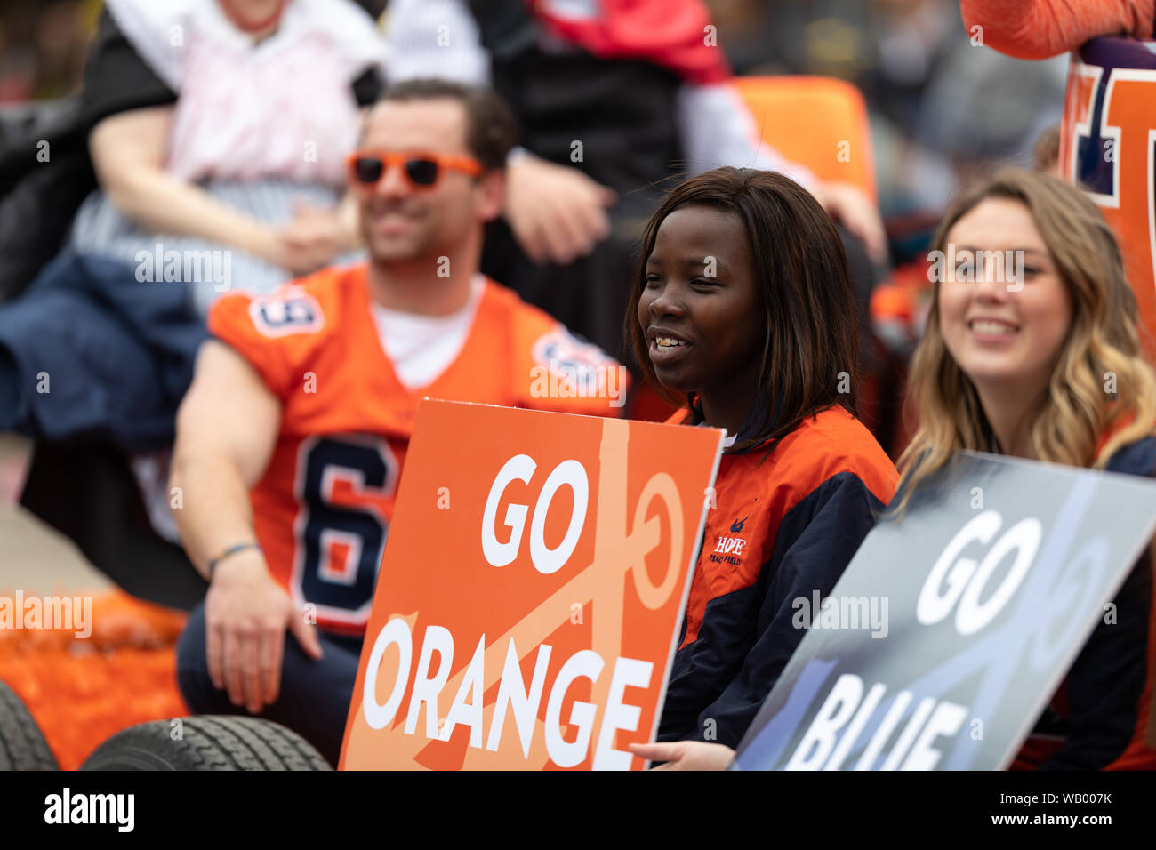 Holland, Michigan, USA - 11. Mai 2019: Tulip Time Parade, Mitglieder des Hope College, die Förderung ihrer Schule, während der Parade Stockfoto