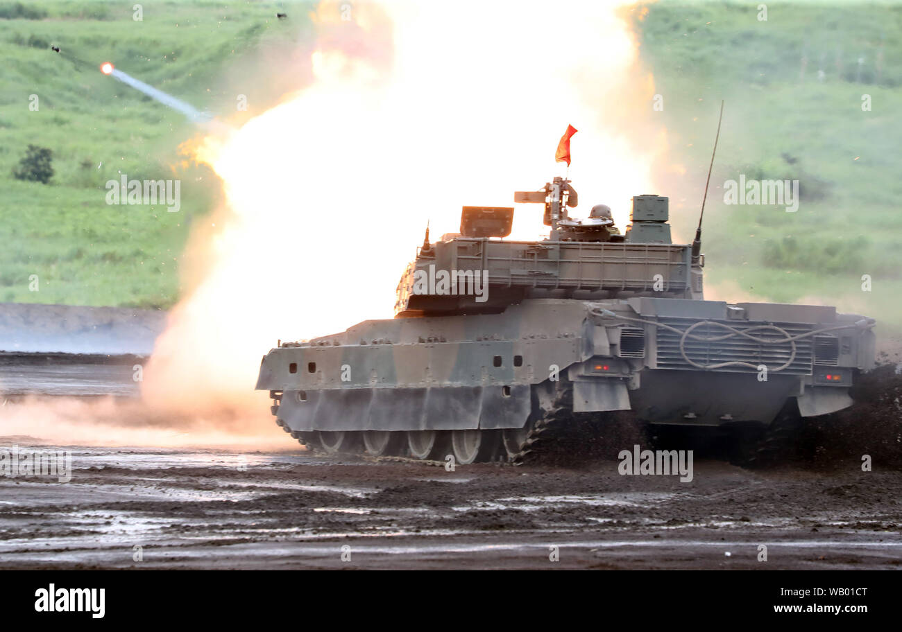 Gotemba, Japan. 22 Aug, 2019. Boden Japans Selbstverteidigungsstreitkräfte tank Brände während einer jährlichen militärische Übung im Higashi Fuji Schießplatz in Gotemba am Fuße des Mt. Fuji in Shizuoka ptefecture am Donnerstag, 22. August 2019. Die jährlichen Bohren umfasst rund 2.400 personnels und 80 Panzer und gepanzerte Fahrzeuge. Credit: Yoshio Tsunoda/LBA/Alamy leben Nachrichten Stockfoto