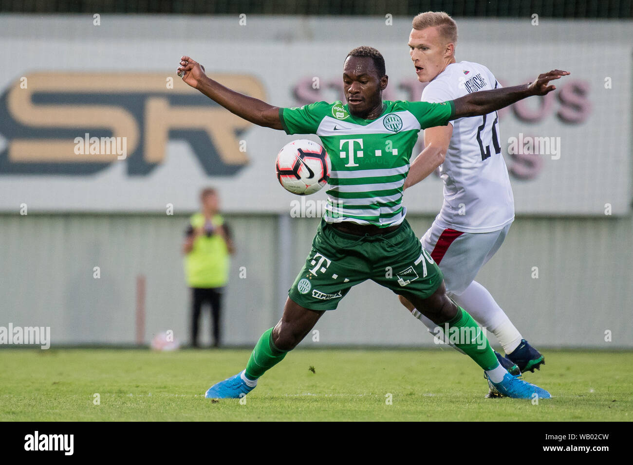 Marijampole, Litauen. 22 Aug, 2019. Franck Boli (L) von Ferencvaros konkurriert in den ersten Bein Spiel der UEFA Europa League Play-offs zwischen Suduva Litauens und ferencvaros von Ungarn in Marijampole, Litauen, 22.08.2019. Credit: alfredas Pliadis/Xinhua/Alamy leben Nachrichten Stockfoto