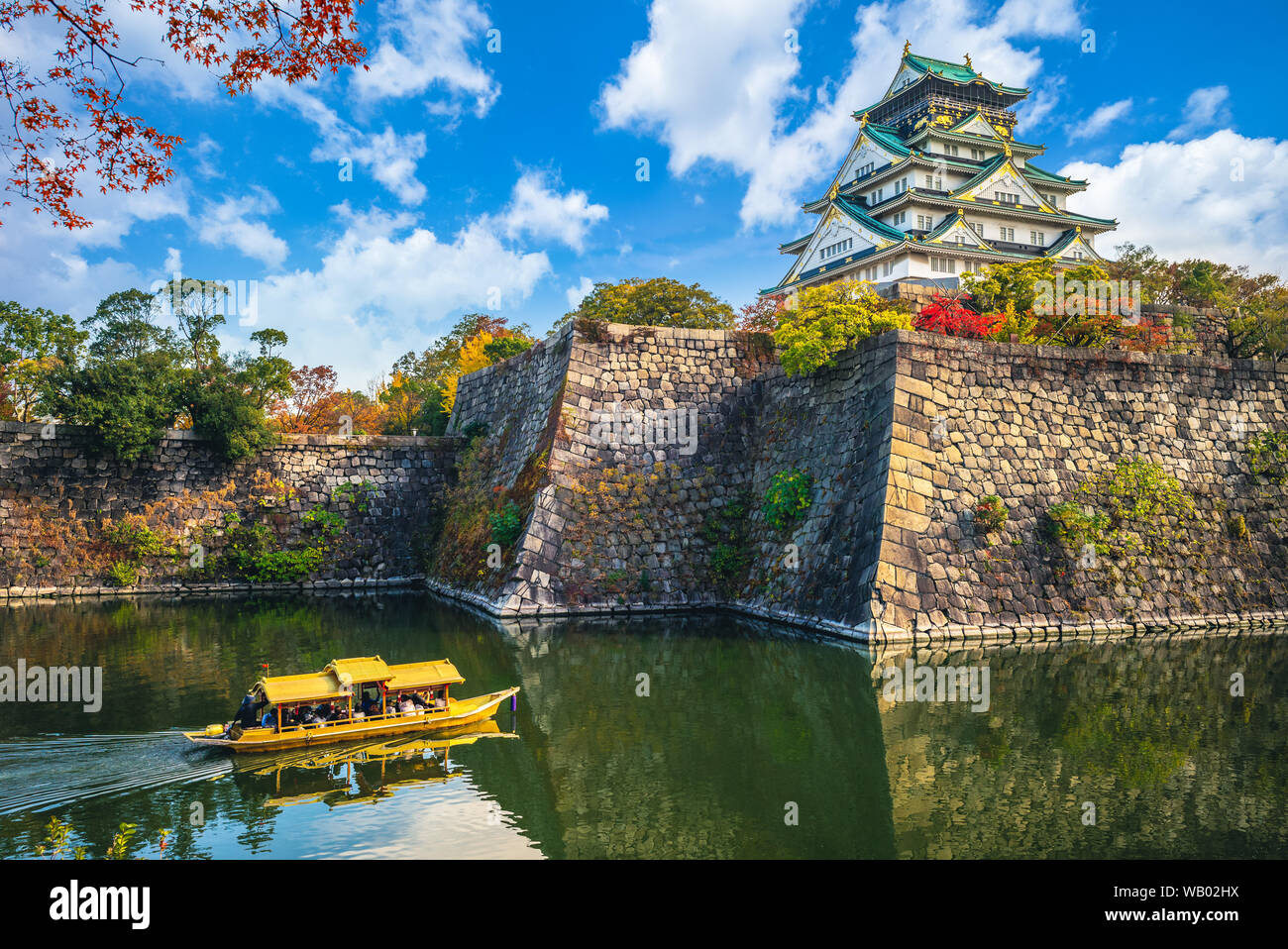 Burg von Osaka, ein touristenboot im Graben Stockfoto