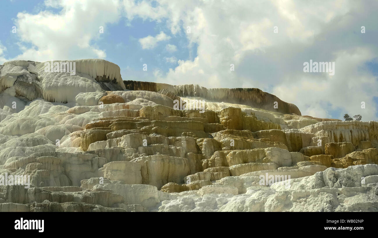 Low Angle Shot der Palette Quellen in Yellowstone Stockfoto