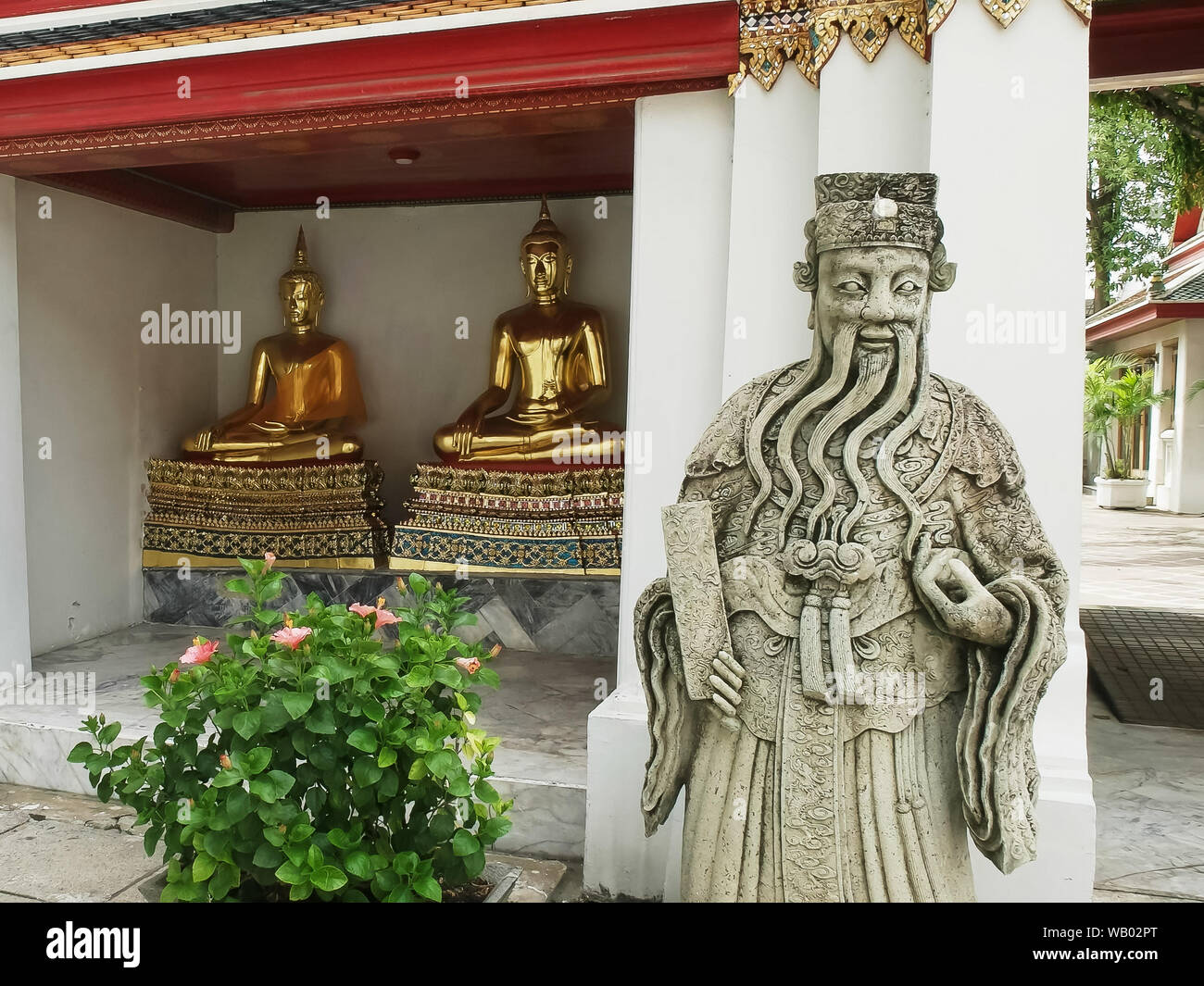Chinesische und Buddha Statuen im Wat Pho Tempel in Bangkok. Stockfoto