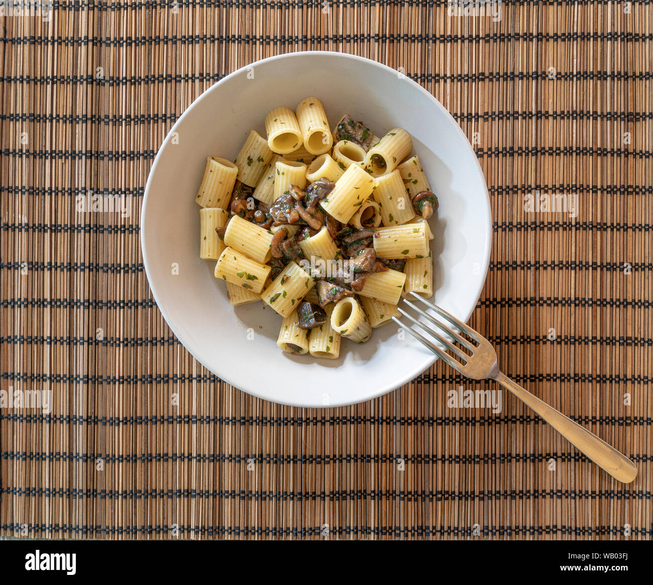 Ein Klassiker der italienischen Pasta mit Pilzen Stockfoto