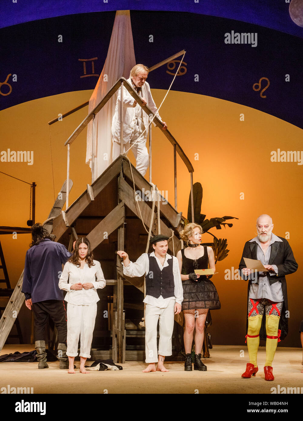 Hamburg, Deutschland. 21 Aug, 2019. Die Schauspieler Volker Lechtenbrink (oben) als Text und Ines Nieri (unten, l-r), Viola, Anton Faber als Sebastian, Stella Roberts wie Olivia und Roland Renner als Malvolio, auf dem Foto "spielen, war ihr wollt'. Das Spiel unter der Regie von Saskia Ehlers und Volker Lechtenbrink feierte seine Premiere am 22.08.2019 im Ernst Deutsch Theater. Quelle: Markus Scholz/dpa/Alamy leben Nachrichten Stockfoto