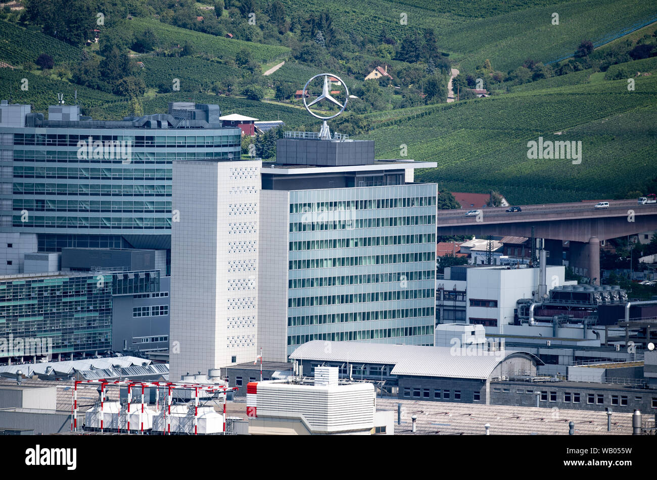 Stuttgart, Deutschland. 22 Aug, 2019. Das Mercedes-Benz Werk Untertürkheim. Der Stuttgarter Automobilhersteller Daimler schwächt und hat bereits die Zahlen für das laufende Jahr nach unten zu korrigieren, zweimal innerhalb von ein paar Wochen. Credit: Fabian Sommer/dpa/Alamy leben Nachrichten Stockfoto