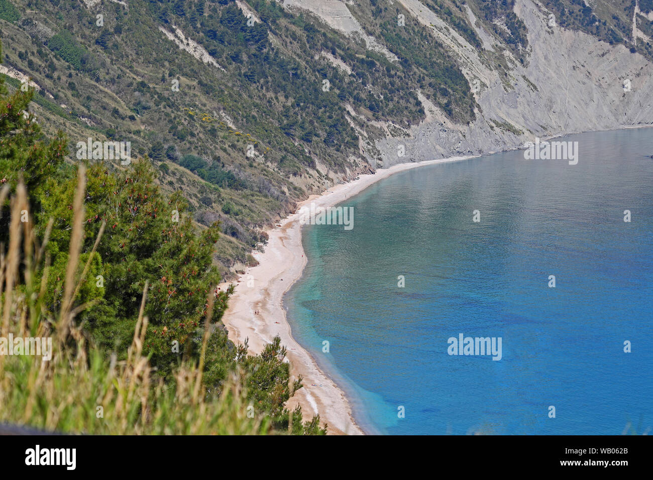 Die Bucht in der Nähe von Cadiz in der Provinz Ancona in Italien von oben um Monte Conero gesehen an einem schönen Frühlingstag mit einem ruhigen Adria Stockfoto