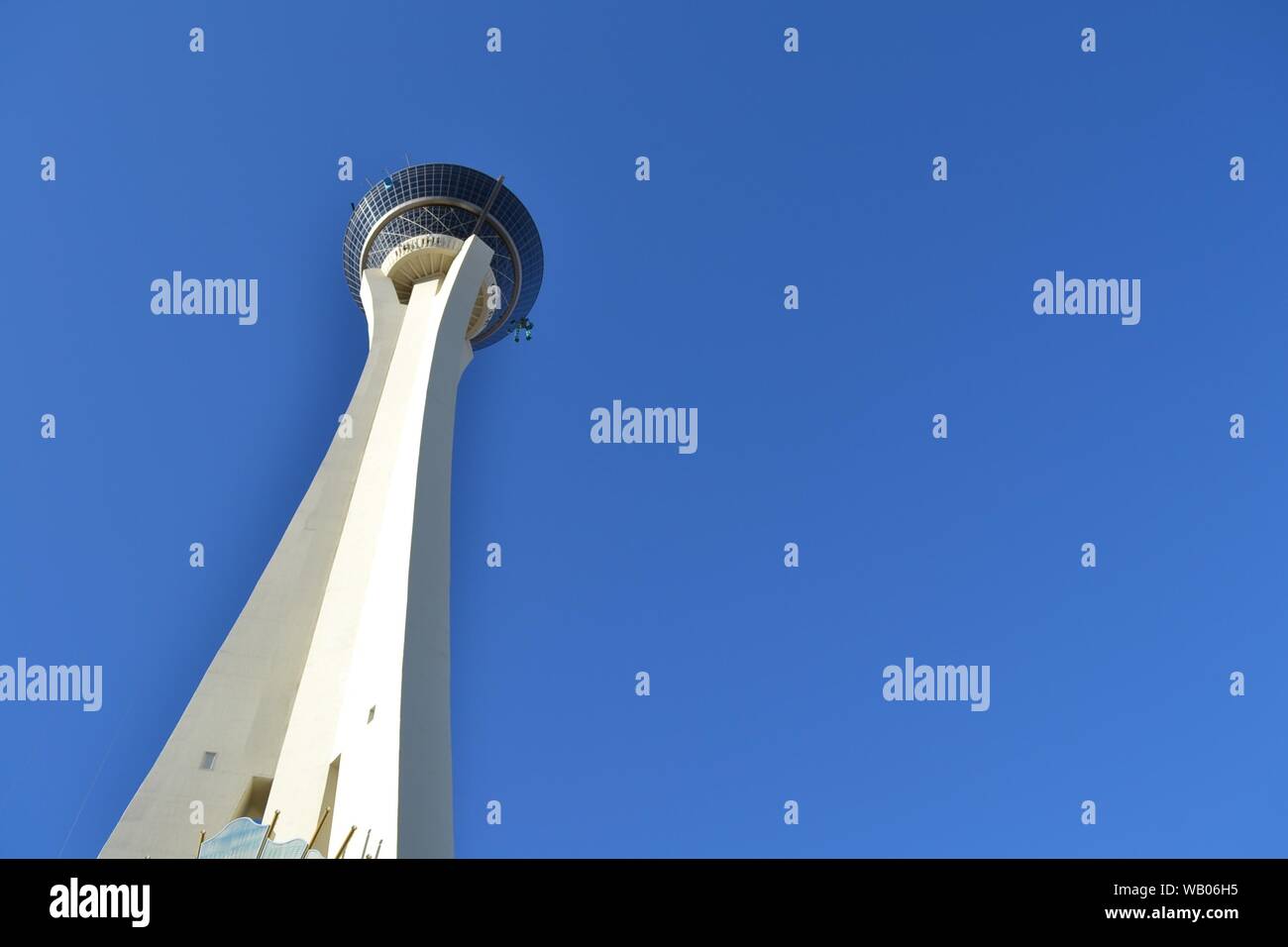 Niedriger Winkel des Stratosphere Tower in Las Vegas Stockfoto