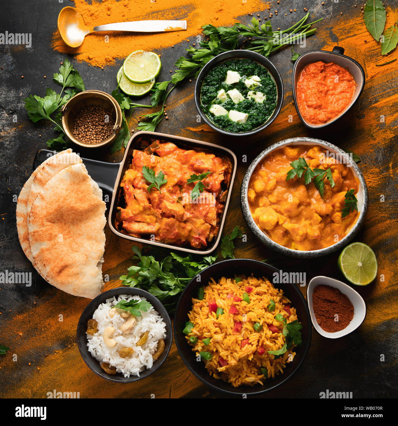 Sortierte indisches Essen auf schwarzem Hintergrund. Indische Küche. Ansicht von oben Stockfoto
