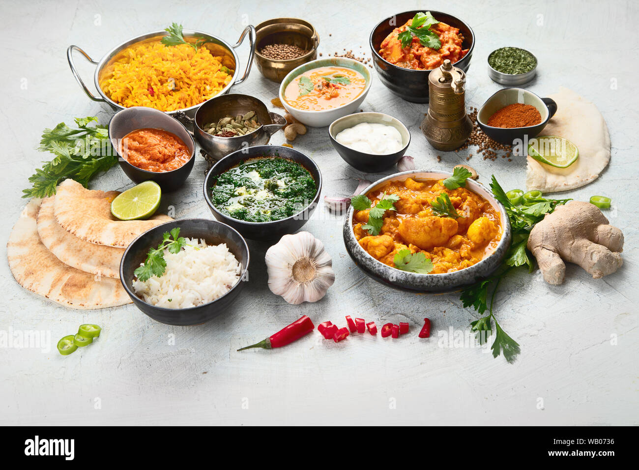 Traditionelle indische Küche. auf grauem Hintergrund Stockfoto