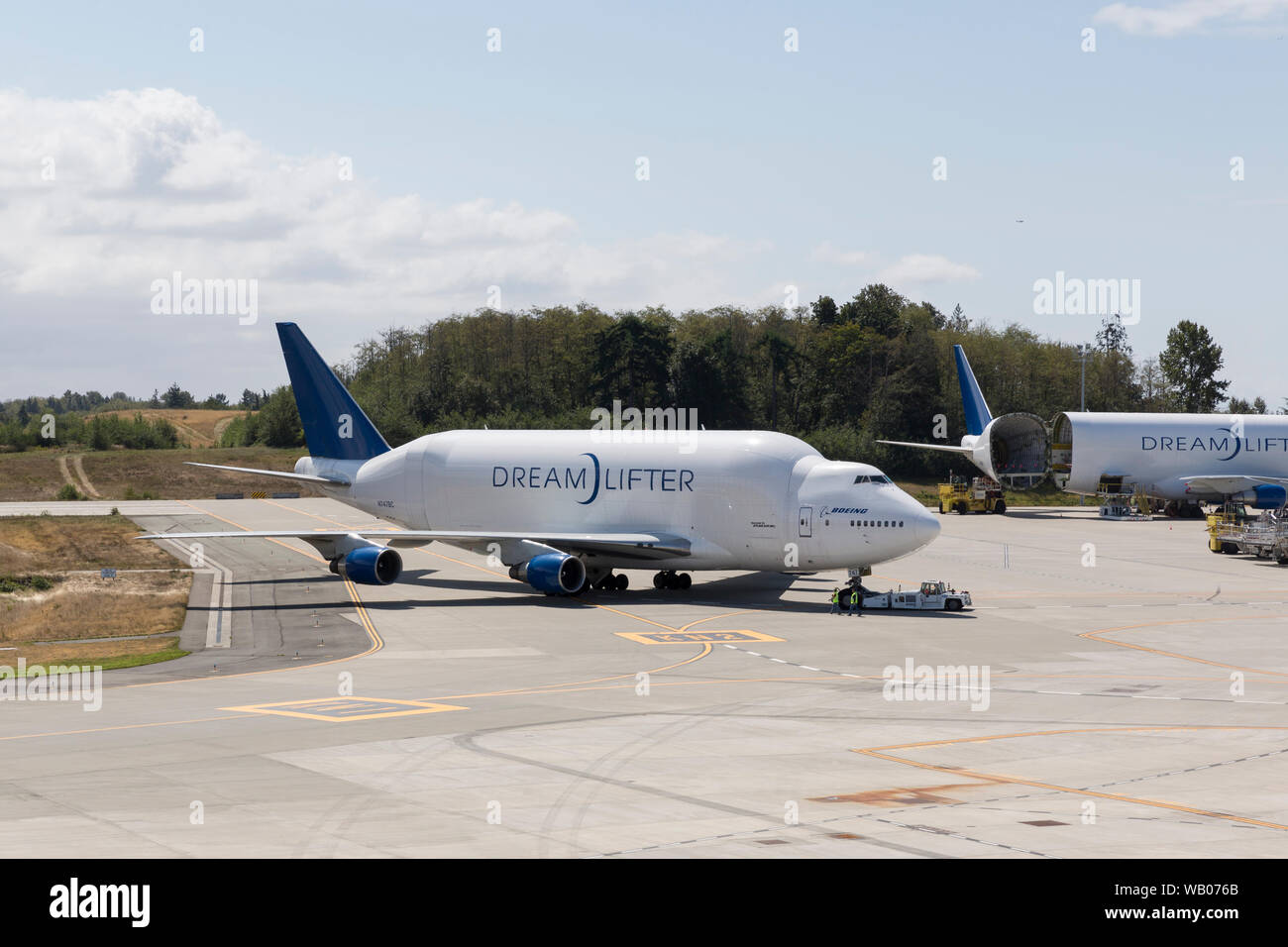 Der Dreamlifter wird in Position für den Start an der Dreamlifter Operations Center bei Paine Field in Everett, Washington am 22. August 2019 gezogen. Die wide-body Cargo Aircraft ist eine modifizierte Boeing 747-400 zum Transport Komponenten der Boeing 787 Dreamliner. Stockfoto