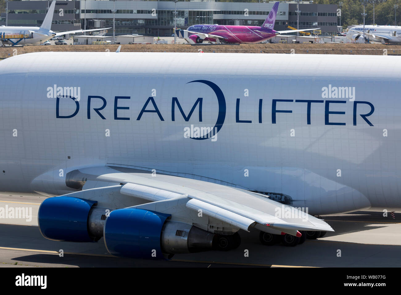 Eine Dreamlifter Taxis in die Position für den Start bei Paine Field in Everett, Washington am 22. August 2019. Die wide-body Cargo Aircraft ist eine modifizierte Boeing 747-400 zum Transport Komponenten der Boeing 787 Dreamliner. Stockfoto