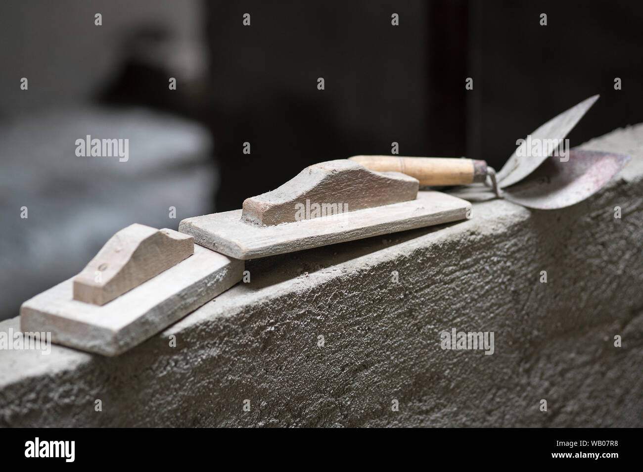 Kelle - Villa Werkzeug zu Gips Ziegel mit Zement verwendet, aus Holz und Eisen. Stockfoto